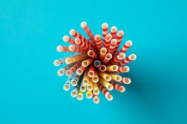 Renkli içki pipetleri. Doğum günü, parti, menü, çevre dostu konsept. Üst görünüm, düz görünüm, kopyalama alanı