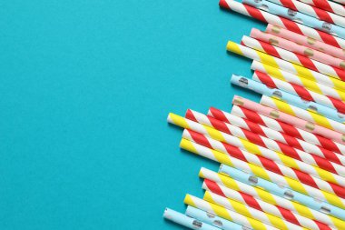 Renkli içki pipetleri. Doğum günü, parti, menü, çevre dostu konsept. Üst görünüm, düz görünüm, kopyalama alanı