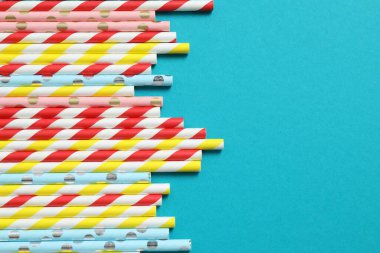 Renkli içki pipetleri. Doğum günü, parti, menü, çevre dostu konsept. Üst görünüm, düz görünüm, kopyalama alanı