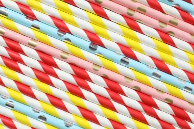 Renkli içki pipetleri. Doğum günü, parti, menü, çevre dostu konsept. Üst görünüm, düz görünüm, kopyalama alanı