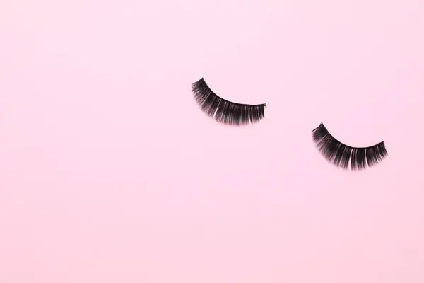 Renk arka plan üzerinde yanlış eyelashes