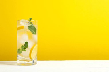 Yaz ferahlatıcı limonata ya da masada buzlu, naneli ve limonlu alkollü kokteyl. Taze, sağlıklı, soğuk limon suyu. Limonlu su