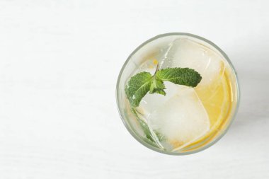 Yaz ferahlatıcı limonata ya da masada buzlu, naneli ve limonlu alkollü kokteyl. Taze, sağlıklı, soğuk limon suyu. Limonlu su