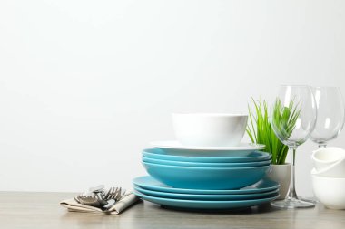 Masadaki bulaşıkları temizle.