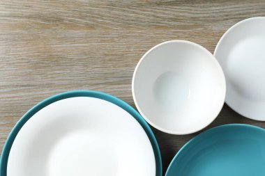 Yemek servisi ve yemek için aletler. Modern seramik sofra takımı, moda sofra takımı