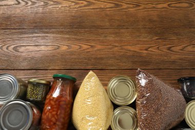 Ahşap arka plan üzerinde gıda bağışları