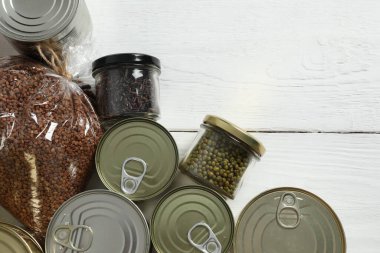 Ahşap arka plan üzerinde gıda bağışları