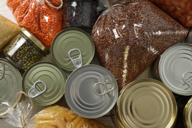 Ahşap arka plan üzerinde gıda bağışları