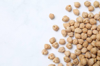 Hafif arka planda çiğ nohut. Sağlıklı ve doğal vejetaryen yemekleri.