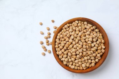 Hafif arka planda çiğ nohut. Sağlıklı ve doğal vejetaryen yemekleri.