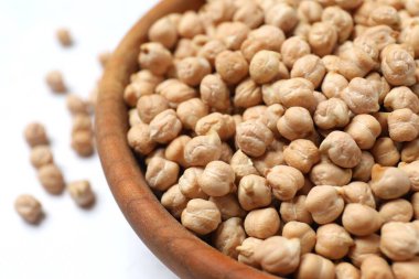 Hafif arka planda çiğ nohut. Sağlıklı ve doğal vejetaryen yemekleri.