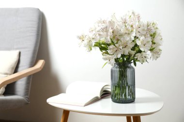 Masadaki vazoda güzel beyaz alstromerya.