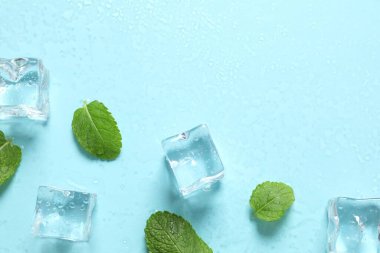 Nane şekerinin üst görünüm fotoğrafı buz küpleri ve pastel mavi arka planda su damlaları
