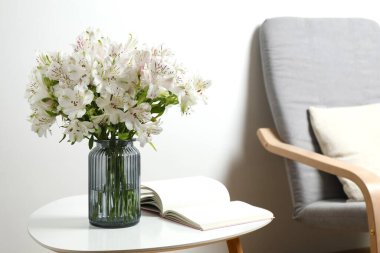 Masadaki vazoda güzel beyaz alstromerya.