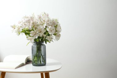 Masadaki vazoda güzel beyaz alstromerya.
