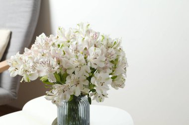 Masadaki vazoda güzel beyaz alstromerya.