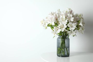 Vazodaki güzel beyaz alstromerya 