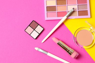 Profesyonel dekoratif kozmetik ürünler, makyaj ürünleri ve renk arkaplan aksesuarları, minimal biçim