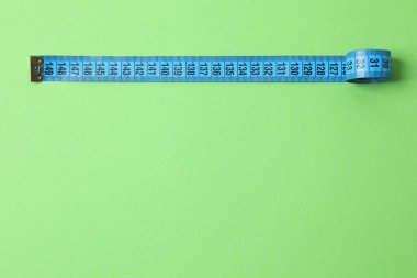 Beyaz arkaplanda mavi bant ölçüsü, üst görünüm