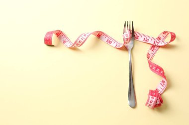 Renk arkaplanı çatallı mavi mezura, üst görünüm.