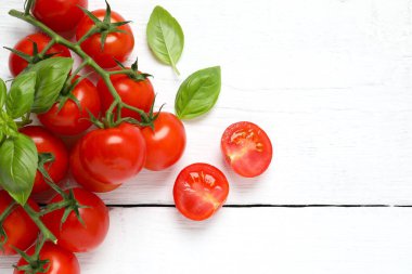 Beyaz arka planda taze vişneli domatesli düz kompozisyon. Olgun sebzeler