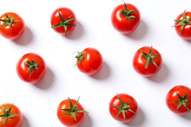 Beyaz arka planda taze vişneli domatesli düz kompozisyon. Olgun sebzeler
