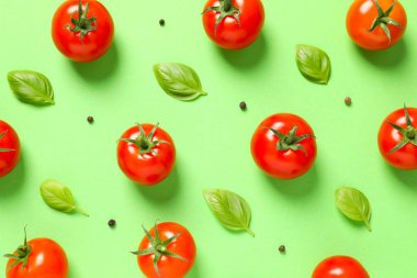Taze kiraz domatesli, biberli ve fesleğenli düz kompozisyon. Olgun sebzeler