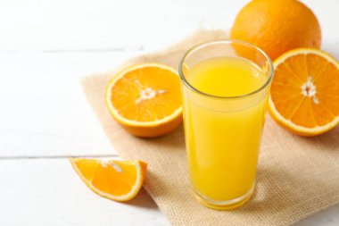 Masada taze sıkılmış portakal suyu bir bardak
