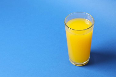 Bir bardak taze sıkılmış portakal suyu. 