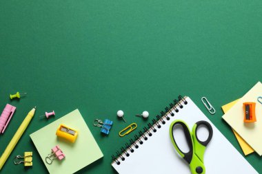 Renk arkaplanı ve üst görünümü ile okul kırtasiyesi ile düz yatıyordu