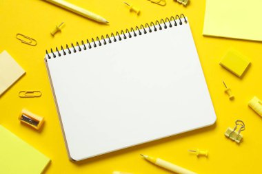 Renk arkaplanı ve üst görünümü ile okul kırtasiyesi ile düz yatıyordu