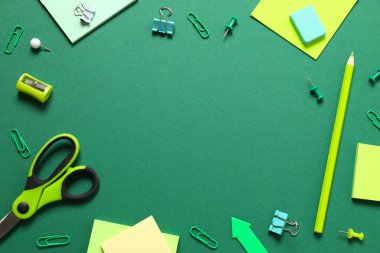 Renk arkaplanı ve üst görünümü ile okul kırtasiyesi ile düz yatıyordu