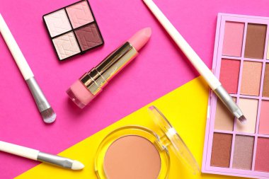 Profesyonel dekoratif kozmetik ürünler, makyaj ürünleri ve renk arkaplan aksesuarları, minimal biçim