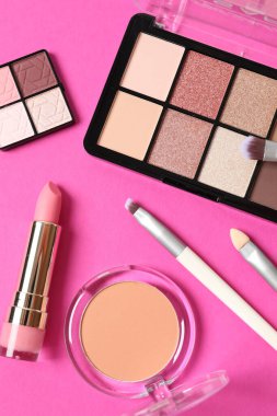 Profesyonel dekoratif kozmetik ürünler, makyaj ürünleri ve renk arkaplan aksesuarları, minimal biçim
