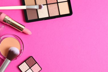 Profesyonel dekoratif kozmetik ürünler, makyaj ürünleri ve renk arkaplan aksesuarları, minimal biçim