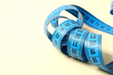 Renk arkaplanındaki mavi mezura, üst görünüm