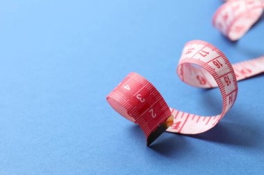 Renk arkaplanı üzerinde kırmızı bant ölçüsü, üst görünüm