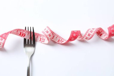 Beyaz arkaplanda çatal bıçak takımı olan kırmızı bant ölçüsü, üst görünüm.