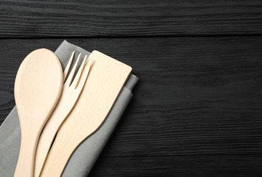 Ahşap zemin üzerinde havlu olan mutfak gereçleri, üst görünüm