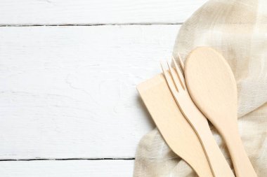 Ahşap zemin üzerinde havlu olan mutfak gereçleri, üst görünüm