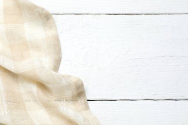 Ahşap arka plan üzerinde mutfak havlusu