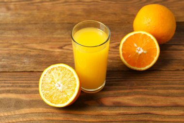 Masada taze sıkılmış portakal suyu ve narenciye.