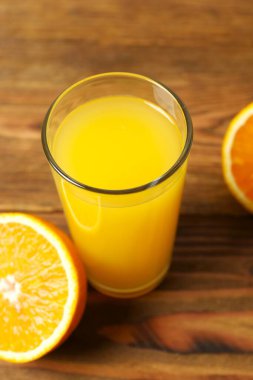 Masada taze sıkılmış portakal suyu ve narenciye.