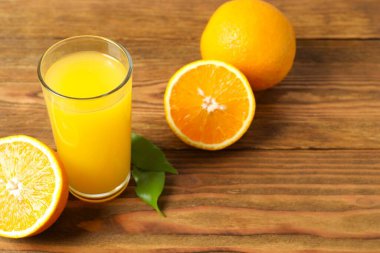 Masada taze sıkılmış portakal suyu ve narenciye.