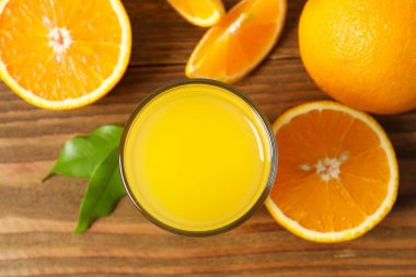 Masada taze sıkılmış portakal suyu ve narenciye.