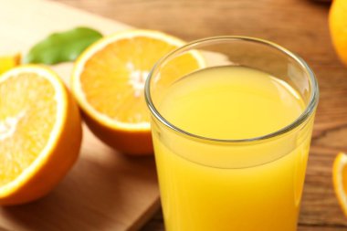 Masada taze sıkılmış portakal suyu ve narenciye.