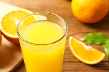 Masada taze sıkılmış portakal suyu ve narenciye.