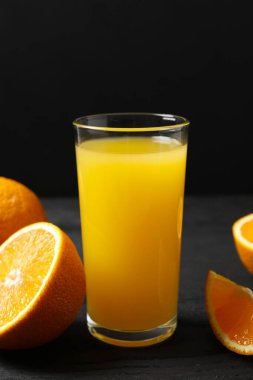 Masada taze sıkılmış portakal suyu ve narenciye.
