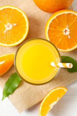 Bir bardak taze sıkılmış portakal suyu ve narenciye.