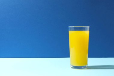 Bir bardak taze sıkılmış portakal suyu. 